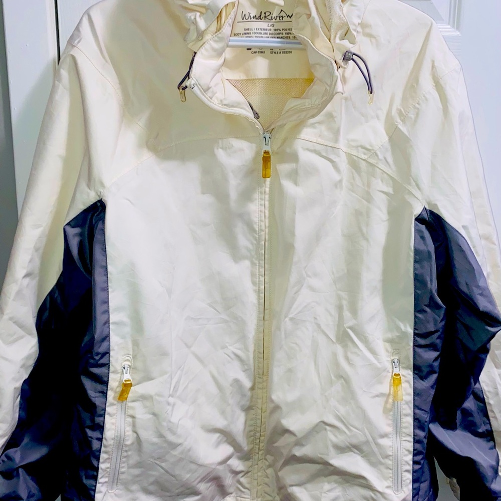 Woman’s Lg water resistant spring/fall jacket